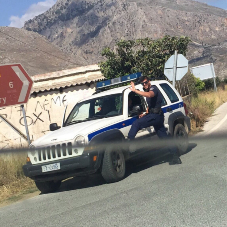 Κρήτη: Ρεθυμνιώτης ο «καυτός» αστυνομικός που έγινε viral (Photos)