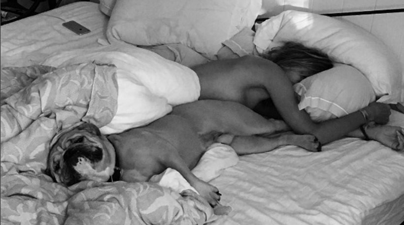 Η Heidi Klum γυμνή στο κρεβάτι με το σκύλο της