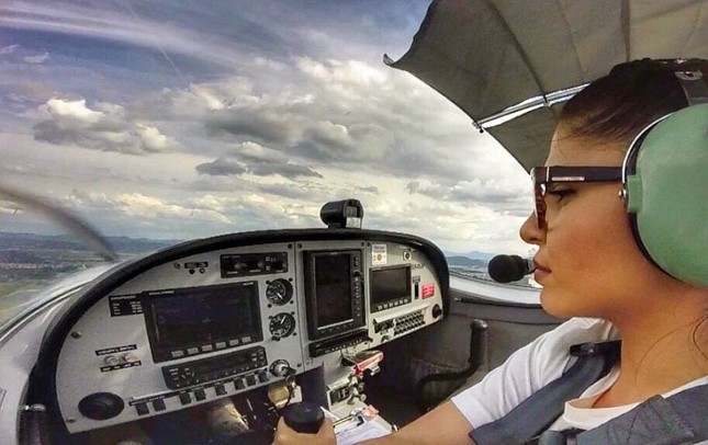 Η πιο σέξι πιλότος στον κόσμο είναι Κρητικιά