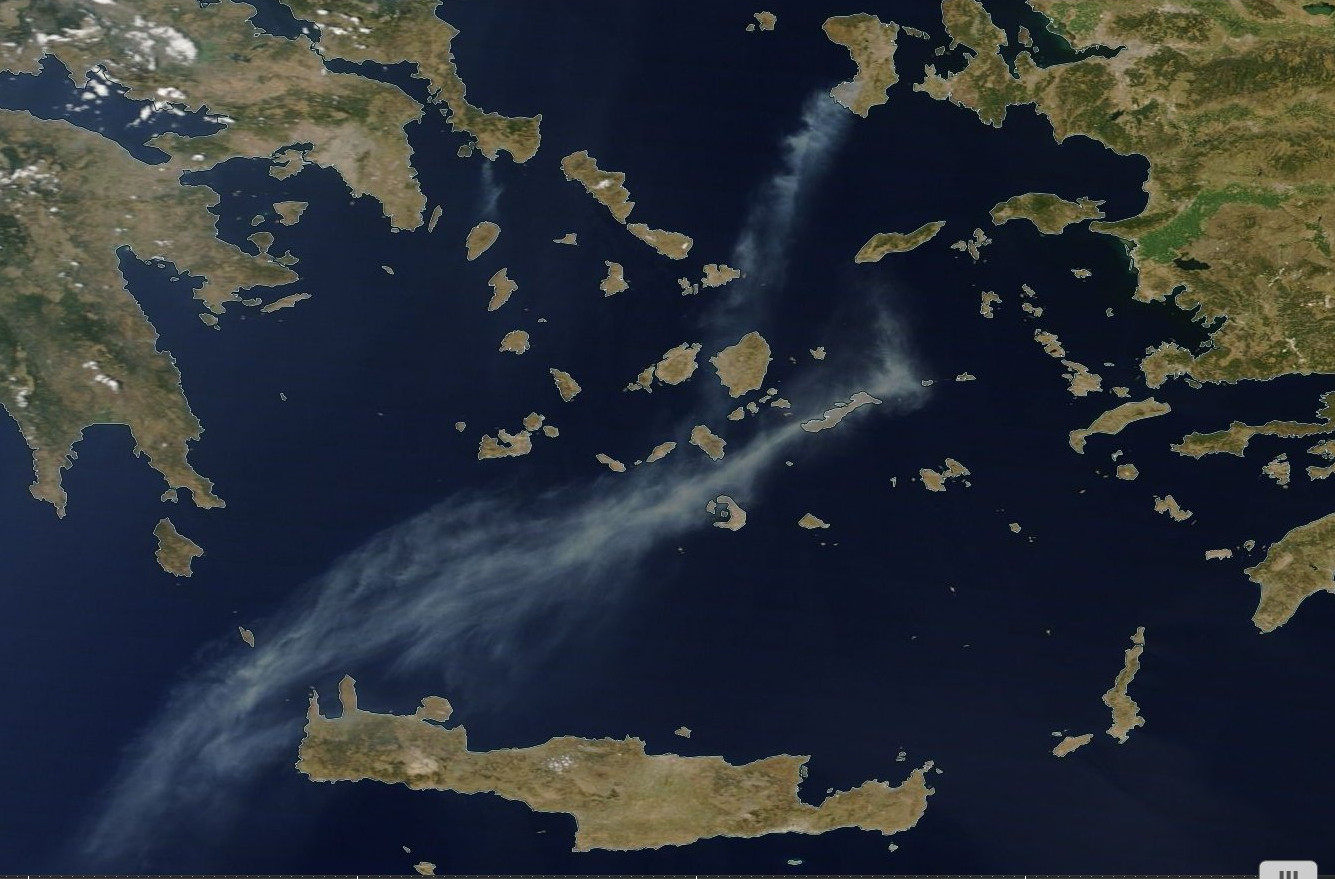 Ο καπνός από τη φωτιά στη Χίο έφτασε μέχρι την Κρήτη  Δείτε τη φωτογραφία της NASA