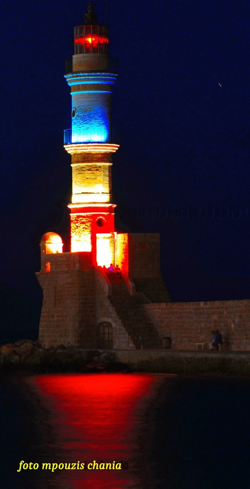 Trikolore o Φάρος στο λιμάνι των Χανίων