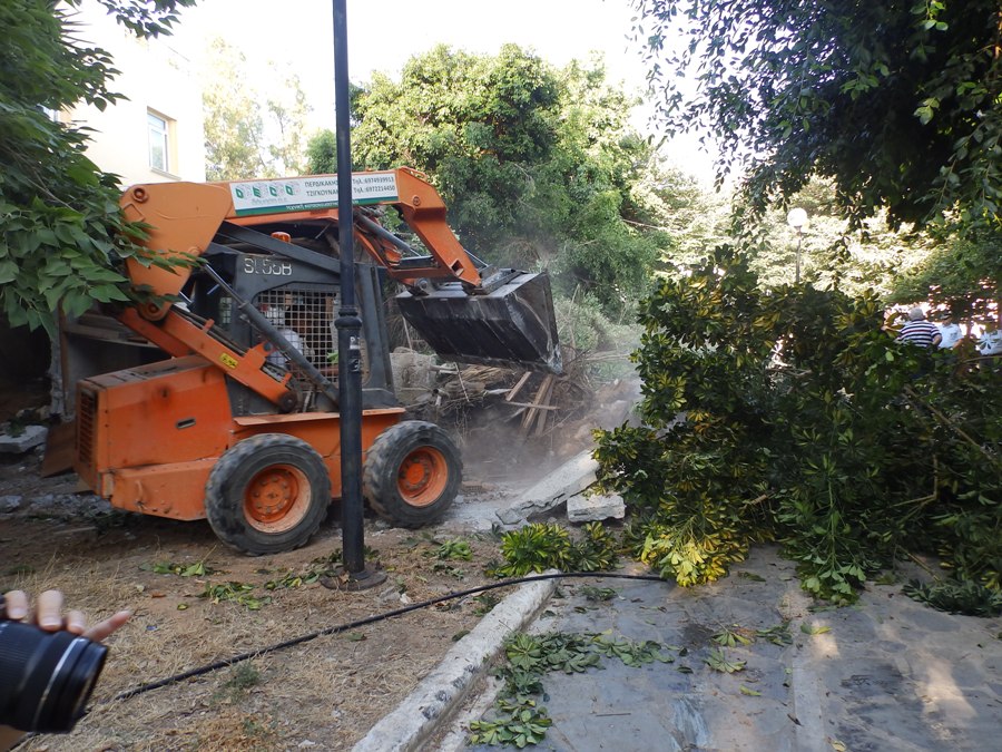 Κατεδάφισαν μεταπολεμικό παράπηγμα στο οποίο έμεναν άγνωστα άτομα στο κέντρο των Χανίων (Photos)