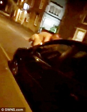 Φωτογραφίες: Έκαναν σεξ ολόγυμνοι πάνω σε καπό αυτοκινήτου στη μέση του δρόμου