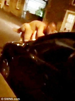 Φωτογραφίες: Έκαναν σεξ ολόγυμνοι πάνω σε καπό αυτοκινήτου στη μέση του δρόμου