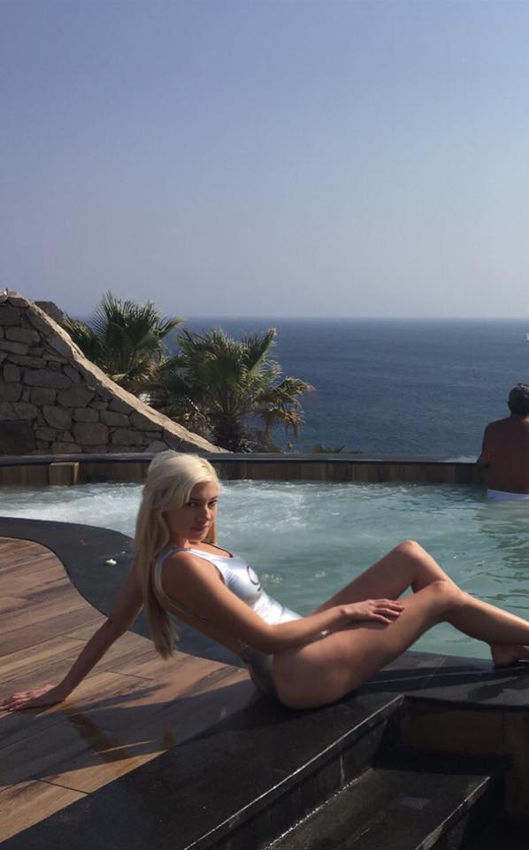 Τζούλια Αλεξανδράτου: Σέξι φωτογράφιση δίπλα στην πισίνα