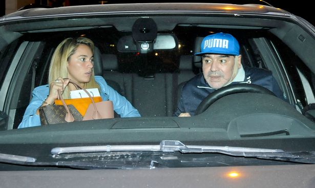 Diego Maradona: Με επίδεσμο στο πρόσωπο αποχωρεί από κλινική αισθητικών επεμβάσεων
