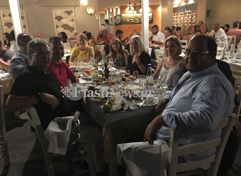 Σε γνωστή ταβέρνα των Χανίων έφαγε με φίλους η Ρούλα Κορομηλά (φωτο)