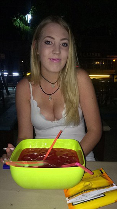 Οι έξαλλες, «λιώμα» στο ποτό, διακοπές μιας 17χρονης Βρετανίδας στη Ζάκυνθο