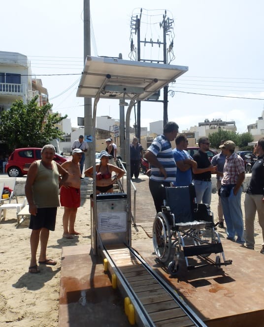 Χανιά: Ράμπα για να έχουν πρόσβαση στην θάλασσα άτομα με κινητικά προβλήματα Tοποθετήθηκε στην Νέα Χώρα