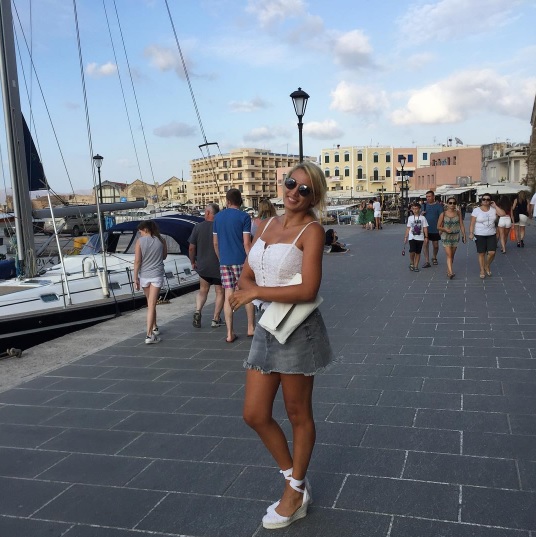 Στα Χανιά η Κωνσταντίνα Σπυροπούλου Βολτάρει στο Παλιό Λιμάνι (Photos)