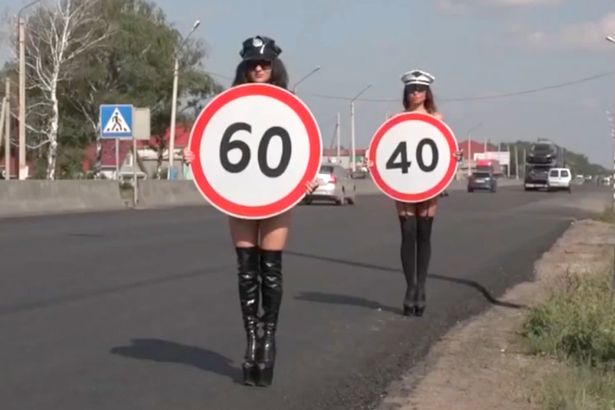 Γυμνόστηθες «τροχονόμοι» αναλαμβάνουν να βάλουν... τάξη στους δρόμους της Ρωσίας