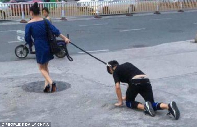 Φωτογραφίες: Γυναίκα βγάζει βόλτα άνδρα με... λουρί