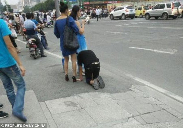Φωτογραφίες: Γυναίκα βγάζει βόλτα άνδρα με... λουρί