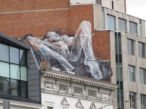 Βέλγιο: Ανθρωποκυνηγητό για τον καλλιτέχνη που ζωγραφίζει... πέη σε κτίρια!