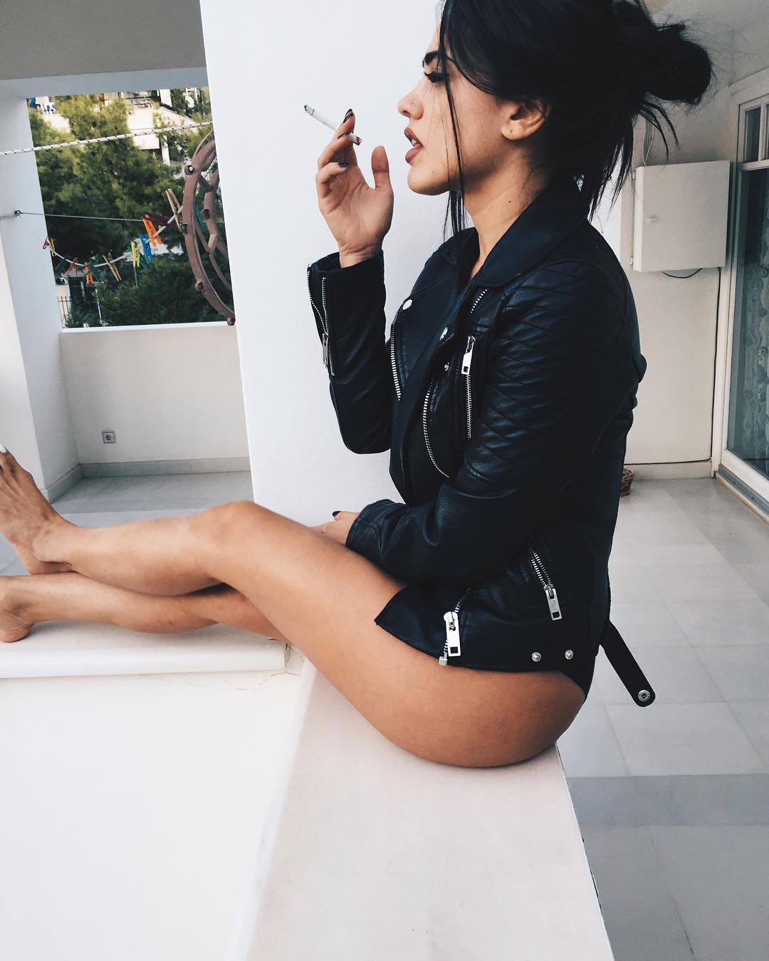 Γκρέμισε το Instagram γνωστή Ελληνίδα! Βγήκε να καπνίσει στο μπαλκόνι μόνο με το μπουφάν της!