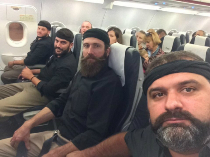 Χανιά: Με τις μουστάκες και τα στιβάνια σέλφι στο αεροπλάνο (Photos)