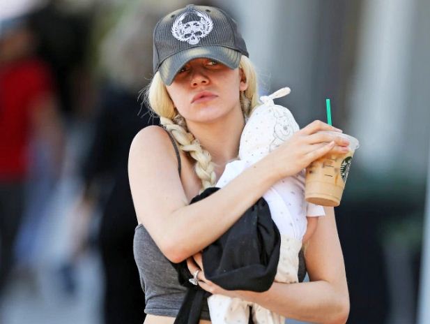 Διάσημη τηλεπερσόνα βγάζει βόλτα ένα... πλαστικό μωρό μετά την αποβολή της