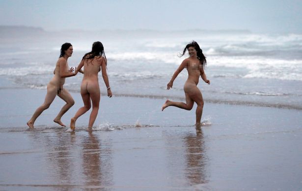 Φωτογραφίες: Εκατοντάδες Βρετανοί υποδέχθηκαν γυμνοί το Φθινόπωρο