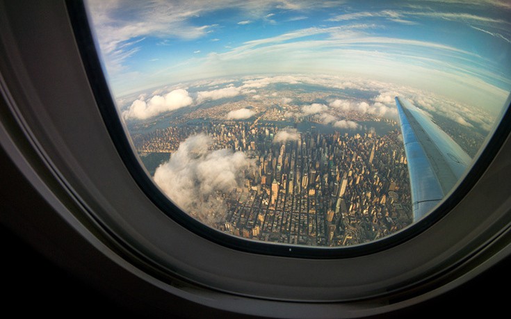 Για ποιο λόγο οι θέσεις του αεροπλάνου δεν είναι πάντα στην ίδια ευθεία με τα παράθυρα
