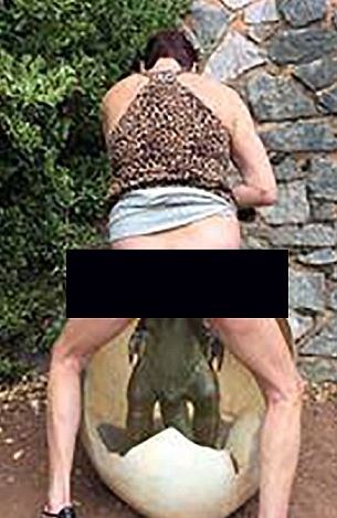 Φωτογραφία σοκ: Ημίγυμνη γυναίκα ασέλγησε σε... δεινόσαυρο σε οικογενειακό αξιοθέατο