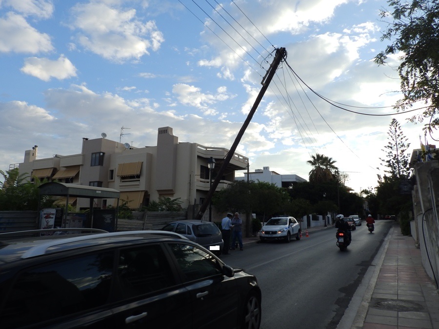 Χανιά: Ι.Χ. καρφώθηκε σε φράχτη και πήρε παραμάζωμα κολώνα της ΔΕΗ (Photos)