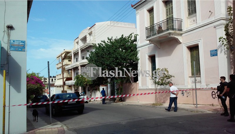 Νεαρός άνδρας απειλεί να πέσει από την ταράτσα στα Χανιά