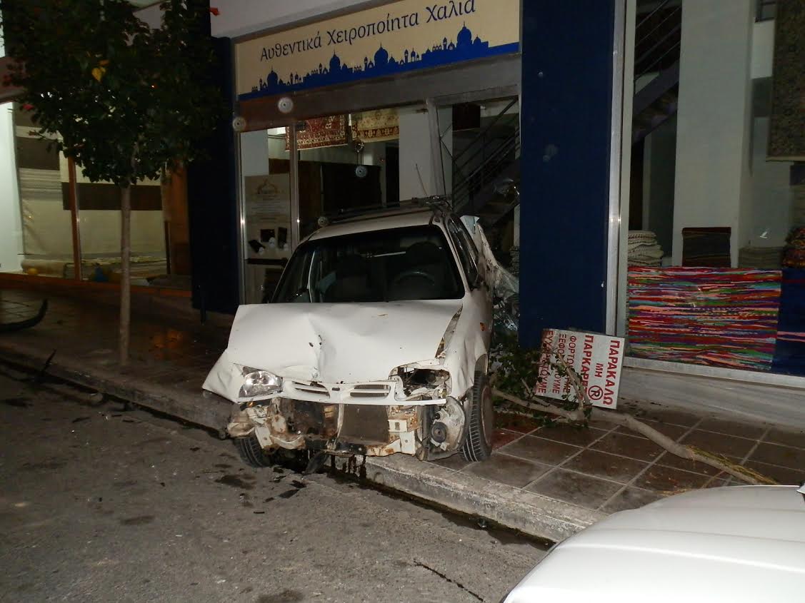 Χανιά: Απίστευτο τροχαίο Ι.Χ έπεσε σε σταθμευμένο αυτοκίνητο και το κάρφωσε σε βιτρίνα καταστήματος (Photos)