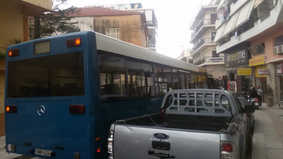 Χανιά: Η γαϊδουρίστας που απέκλεισε το λεωφορείο, προκάλεσε αμόκ και έφυγε χαμογελώντας (Photos)