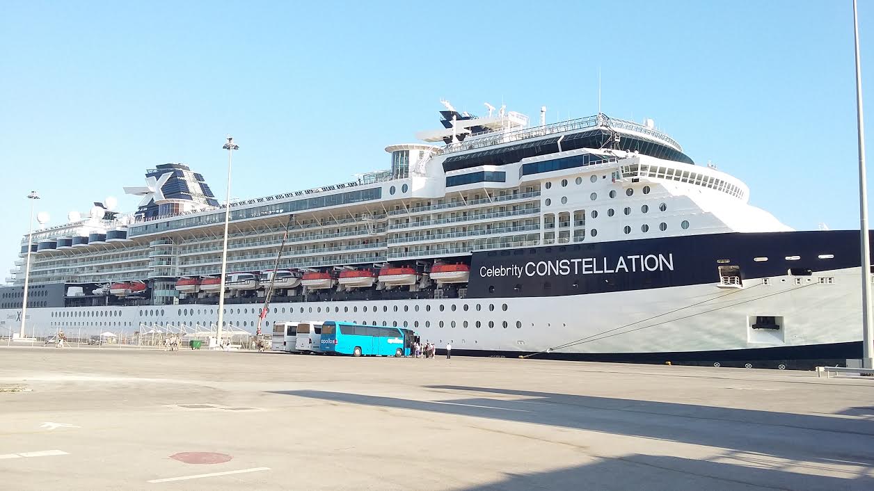 Χανιά: Έδεσε στο λιμάνι της Σούδας το εντυπωσιακό κρουαζιερόπλοιο Celebrity Constellation (Photos)