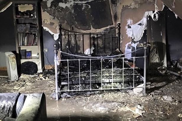 Φωτογραφίες: Δείτε πώς καταστράφηκε το δωμάτιο επειδή άφησαν το κινητό να φορτίζει τη νύχτα