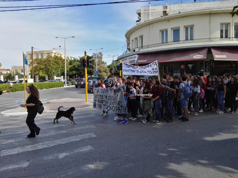 Μαθητές των Χανίων διαδηλώνουν υπέρ των προσφύγων στα σχολεία (φωτο-βίντεο)