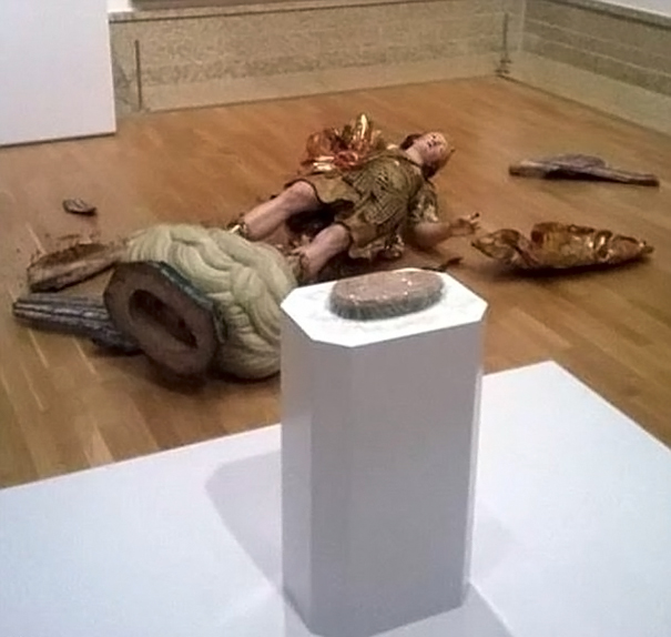 Τουρίστας κατέστρεψε ολοσχερώς άγαλμα 400 ετών βγάζοντας... selfie