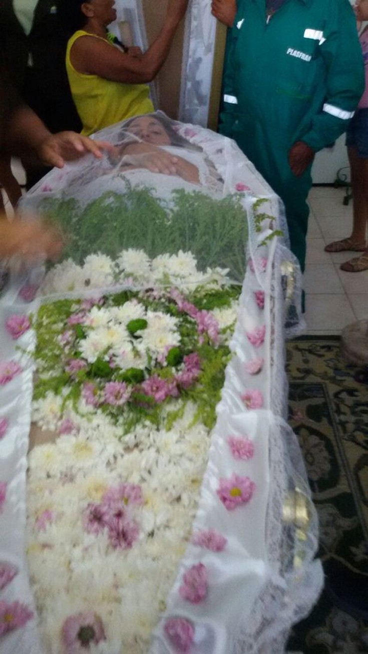 Γυναίκα γιόρτασε την «κηδεία» της παρέα με συγγενείς και φίλους