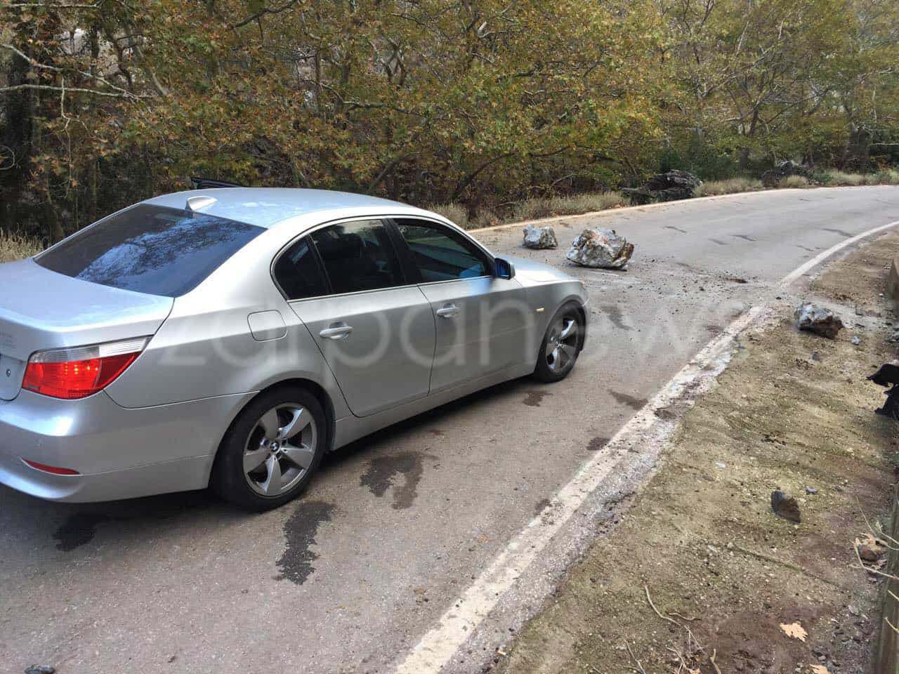 Προσοχή… Έπεσαν βράχια στο δρόμο προς το Θέρισο (Photos)