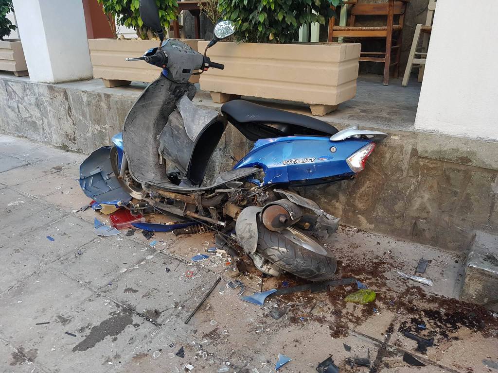Χίλια κομμάτια μηχανάκι και αυτοκίνητο σε τροχαίο στην Ελευθερίου Βενιζέλου στα Χανιά