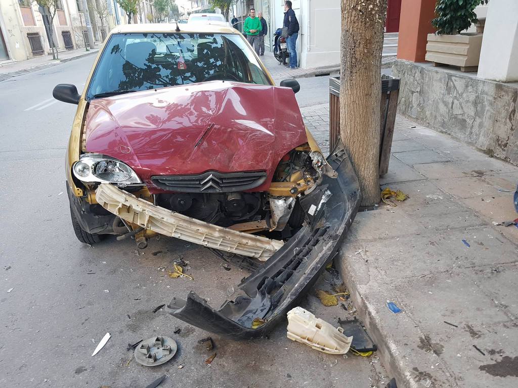 Χίλια κομμάτια μηχανάκι και αυτοκίνητο σε τροχαίο στην Ελευθερίου Βενιζέλου στα Χανιά