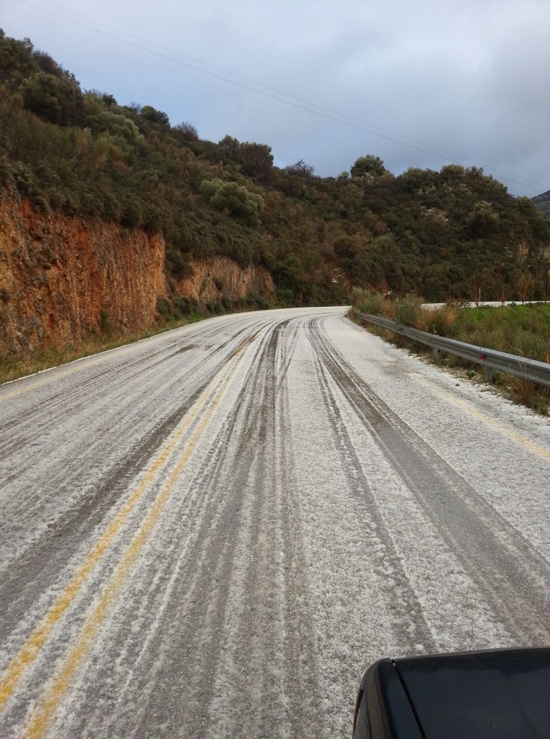 Χανιά: Κλειστός από το χιόνι ο δρόμος προς Ομαλό - Προβλήματα στις ορεινές περιοχές