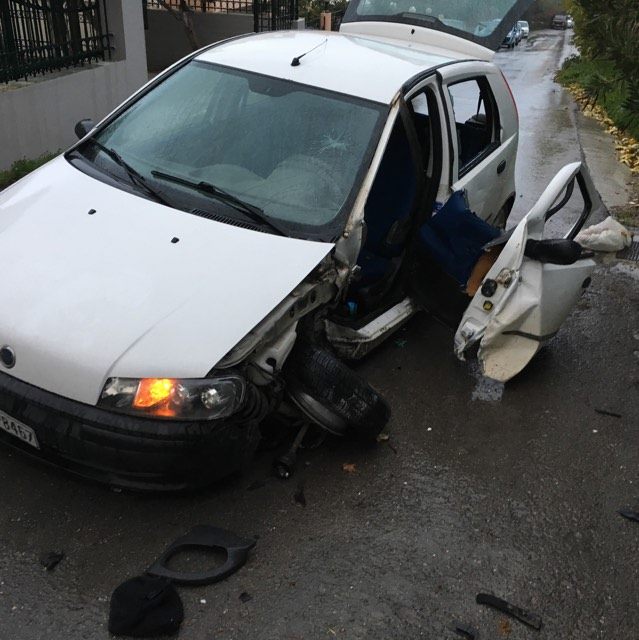 Χανιά: Τροχαίο στο Καλαμάκι: Αυτοκίνητο «καρφώθηκε» σε τοίχο (Photos)