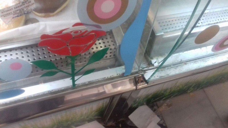 Κυλικείο σε δημόσιο κτίριο στα Χανιά πουλά σνακ και... μυγάκια! (φωτο)