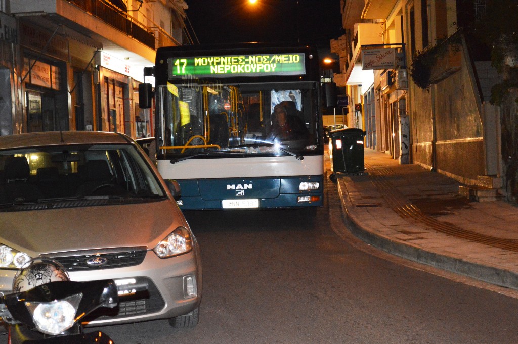 Χανιά: Άφαντοι γαϊδουρίστας έστειλαν το λεωφορείο… μέσω πεζοδρομίου (Photos)