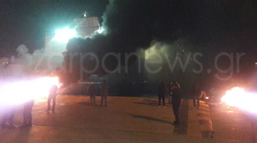 Πανικός στο λιμάνι της Σούδας  Έκαψαν λάστιχα και ανάγκασαν το πλοίο να βγει στ΄ανοιχτά (Photos)