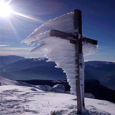 Εντυπωσιακή φωτογραφία: Ο χιονισμένος σταυρός στον Ψηλορείτη που έγινε viral