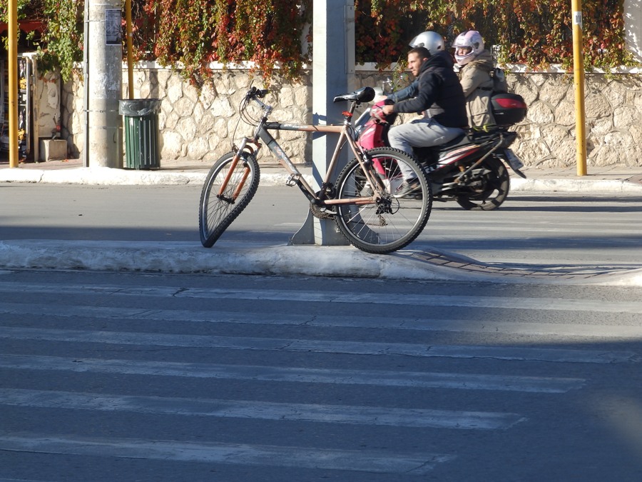 Χανιά: Σύγκρουση αυτοκινήτου με ποδήλατο στο κέντρο της πόλης (φωτο)