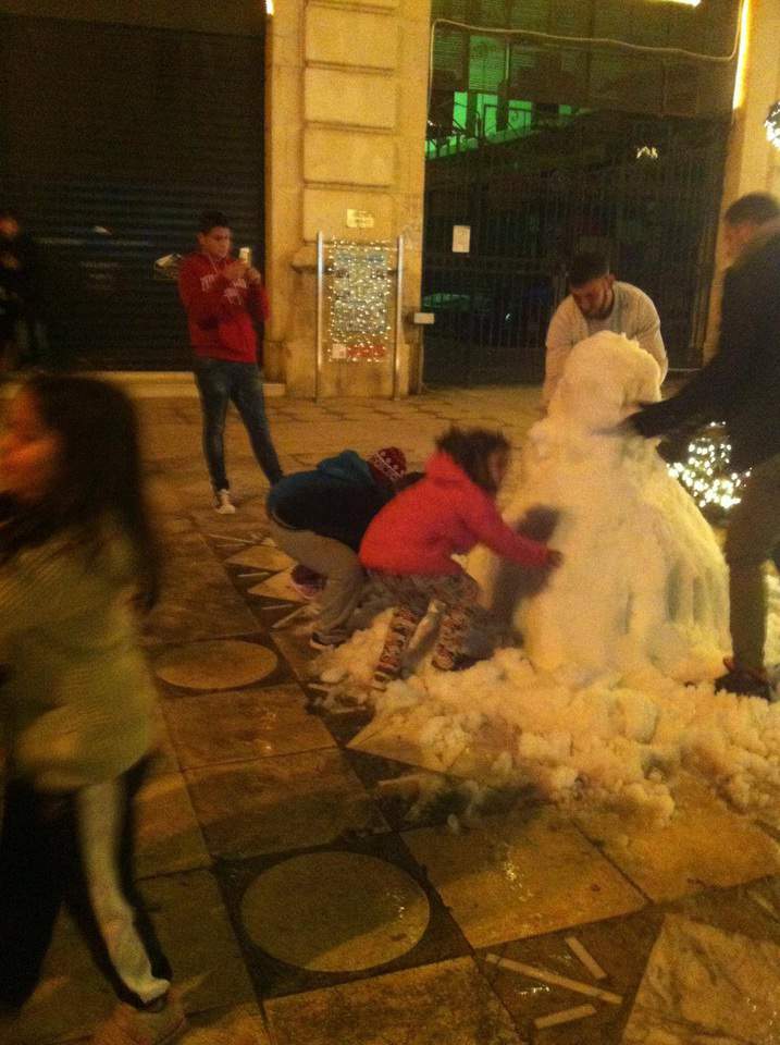 Χανιά: Ξεφόρτωσαν χιόνι στη Δημοτική Αγορά! Ξετρελάθηκαν μικροί και μεγάλοι (Photos)