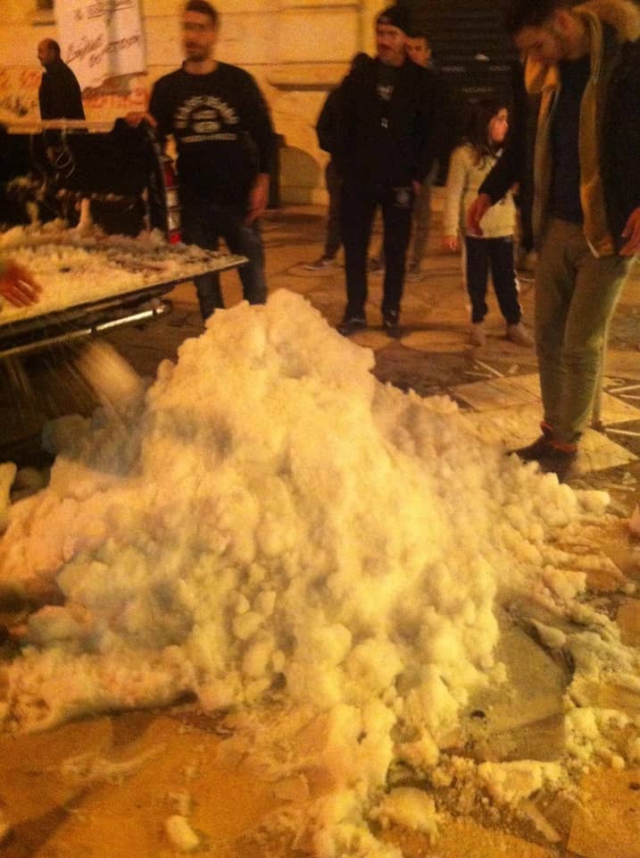 Χανιά: Ξεφόρτωσαν χιόνι στη Δημοτική Αγορά! Ξετρελάθηκαν μικροί και μεγάλοι (Photos)