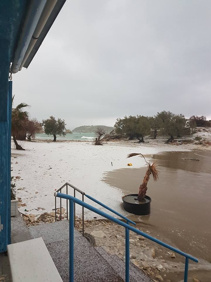 Χιόνισε σε παραλία των Χανίων! Η επέλαση του χιονιά μέσα από εικόνες (φωτο)