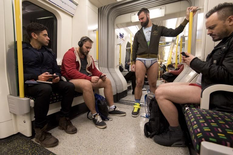 Φωτογραφίες: Χωρίς παντελόνι στο μετρό εκατοντάδες Ευρωπαίοι