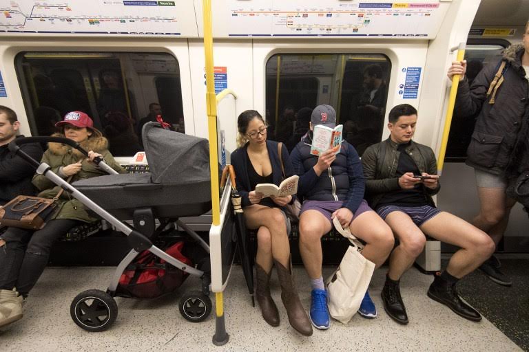 Φωτογραφίες: Χωρίς παντελόνι στο μετρό εκατοντάδες Ευρωπαίοι