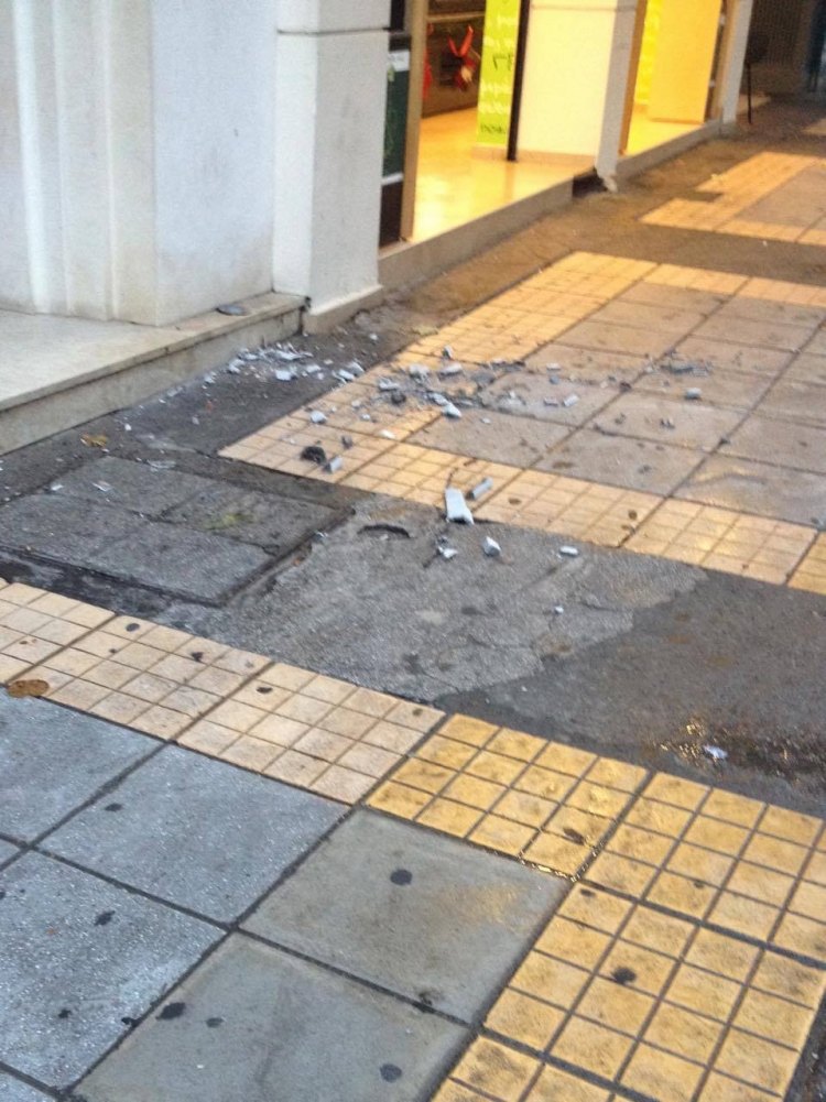 Κρήτη: Κατέρρευσε μπαλκόνι ξυστά από το κεφάλι περαστικής (Photo)