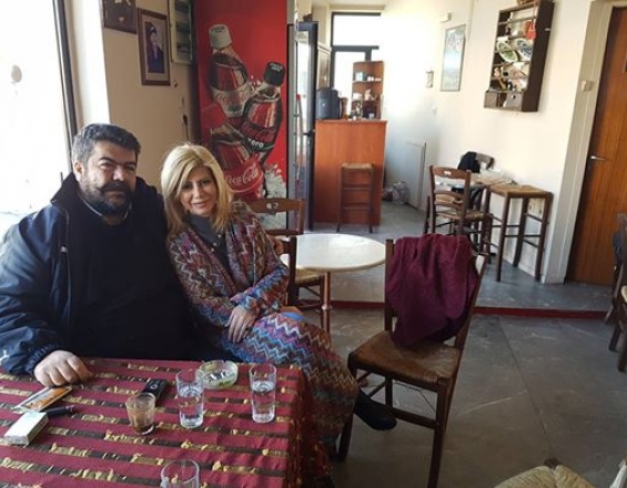 Κρήτη: Γνωστή παρουσιάστρια σε καφενείο στ’ Ανώγεια (Photo)